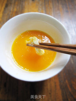 让蘑菇酥脆鲜美的吃法——黄金咖喱炸蘑菇的做法步骤:4