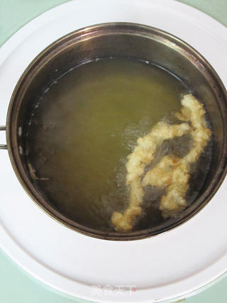 让蘑菇酥脆鲜美的吃法——黄金咖喱炸蘑菇的做法步骤:6