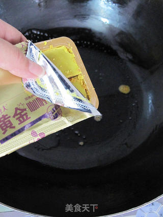 让蘑菇酥脆鲜美的吃法——黄金咖喱炸蘑菇的做法步骤:9