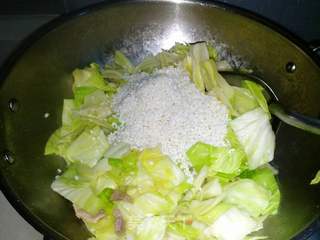 咸酸饭(咸肉包菜菜饭)的做法步骤:4