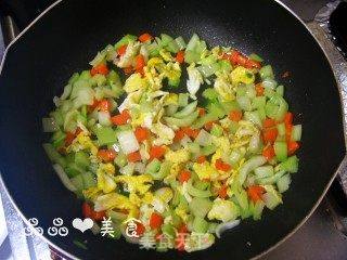 【一个人的健康晚餐】——五彩炒饭的做法步骤:4