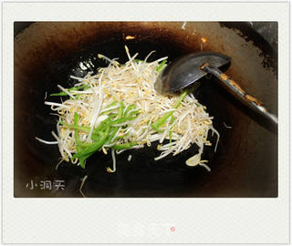 豆芽炒饼丝的做法步骤:4