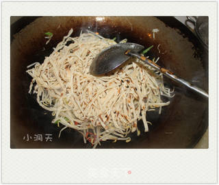 豆芽炒饼丝的做法步骤:6