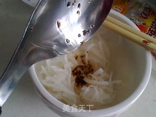 红与白的搭配-椒香萝卜丝的做法步骤:4