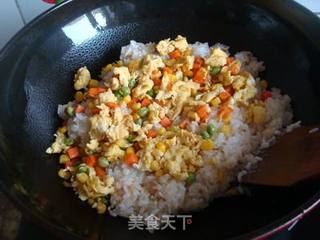 水果炒饭更美味——鲜香虾仁菠萝炒饭的做法步骤：11