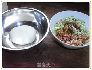 大葱白萝卜大肉饺子的做法步骤：1