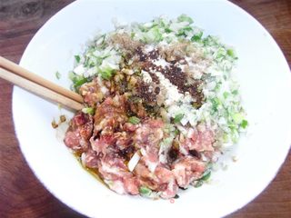 大葱白萝卜大肉饺子的做法步骤:2