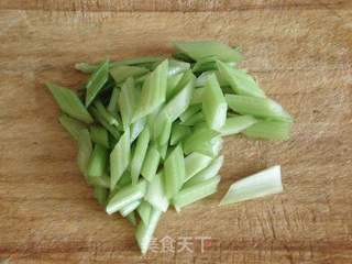 西芹豆干炒肉片的做法步骤：1