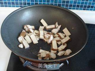 西芹豆干炒肉片的做法步骤：6