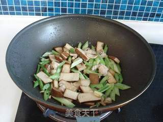 西芹豆干炒肉片的做法步骤：7