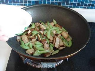 西芹豆干炒肉片的做法步骤：8