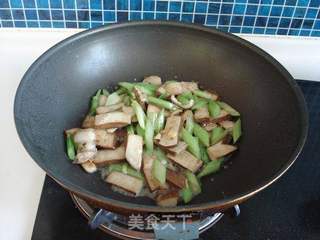 西芹豆干炒肉片的做法步骤：9