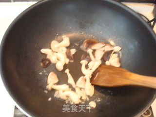 健康三宝——辣椒红枣爆双菇的做法步骤:4