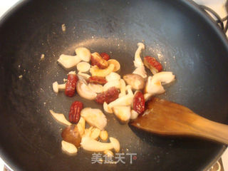 健康三宝——辣椒红枣爆双菇的做法步骤:5