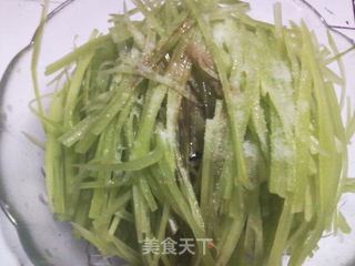 翡翠莴苣丝的做法步骤:3
