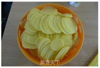 法式“家常菜”—奶香培根焗土豆 gratin dauphinois的做法步骤：2