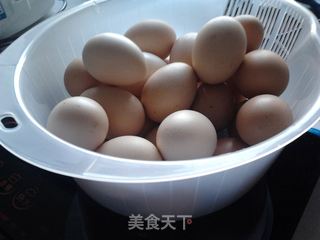 周末在妈妈家老套房里做葱蛋饼的做法步骤:2