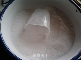 周末在妈妈家老套房里做葱蛋饼的做法步骤:3