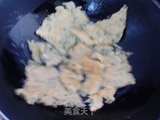 周末在妈妈家老套房里做葱蛋饼的做法步骤:7