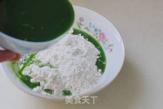 令人如沐春风、翠绿怡人的【苜蓿菜汁饼】（绝无任何添加剂）的做法步骤：4