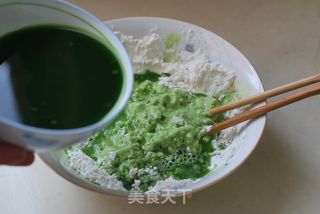 令人如沐春风、翠绿怡人的【苜蓿菜汁饼】(绝无任何添加剂)的做法步骤:5