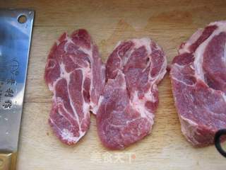 让厨房新手赚足面子的宴客西餐—香煎梅花肉(另附2款快速煎肉餐)的做法步骤:2