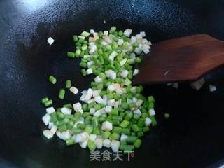 多吃一碗才过瘾——杏鲍菇茶香酱油炒饭的做法步骤：5