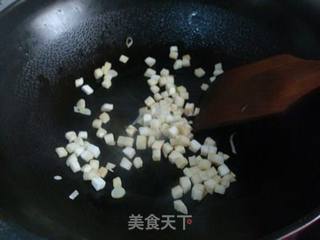 多吃一碗才过瘾——杏鲍菇茶香酱油炒饭的做法步骤：4