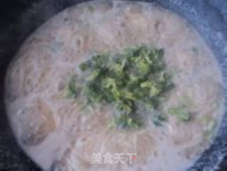 西兰花鸡蛋面的做法步骤：7