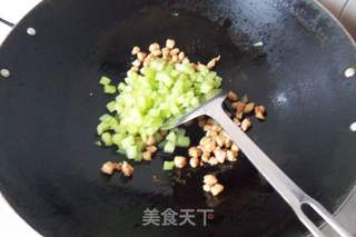 莴笋玉米炒肉丁的做法步骤:6