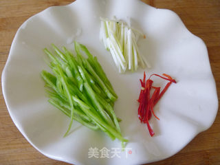 【爽口凉菜】巧吃野菜---凉拌蕨菜的做法步骤：4