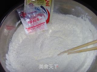 香甜炼乳花卷的做法步骤：1