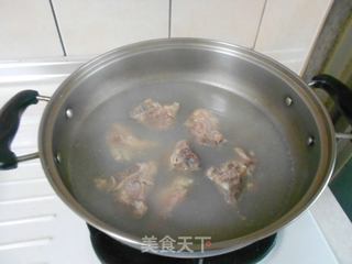 玉米排骨汤的做法步骤：1