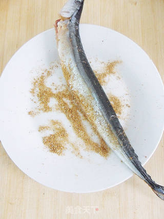 香煎秋刀鱼的做法步骤:4