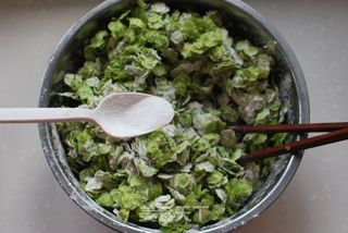 又到了吃【榆钱儿饭】的季节喽!的做法步骤:3