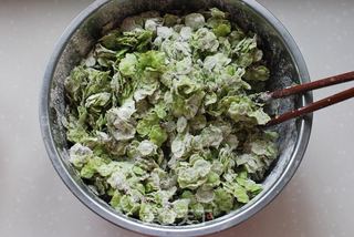 又到了吃【榆钱儿饭】的季节喽!的做法步骤:4