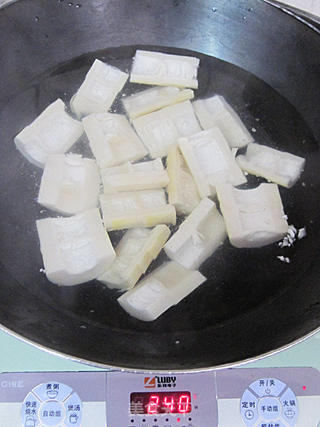 素菜也可以如此美味——酱香焖春笋的做法步骤:3