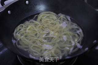 蒜辣烟肉意面的做法步骤:2