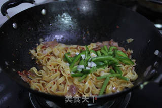 蒜辣烟肉意面的做法步骤:7