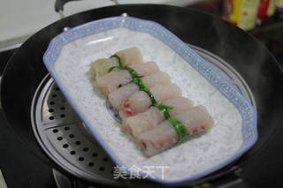 剁椒鲜鱼卷的做法步骤:4