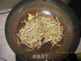 辣椒炒小鱼干的做法步骤:3