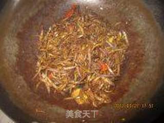辣椒炒小鱼干的做法步骤:4
