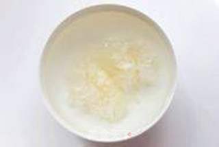 润肺的甜蜜饮品——银耳雪梨莲子汤的做法步骤:2