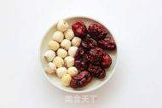 润肺的甜蜜饮品——银耳雪梨莲子汤的做法步骤:3