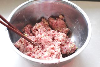 清甜鲜嫩、令人齿颊生香的【榆钱馅饺子】的做法步骤:2