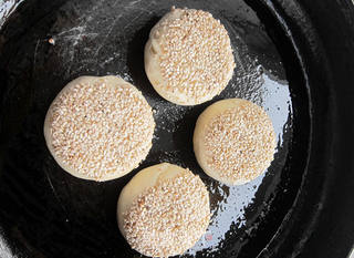 不用烤箱—— 芝麻小酥饼的做法步骤:12