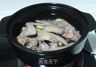 天麻炖鸽子汤的做法步骤:3