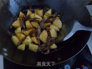 干鱼炖土豆的做法步骤:6