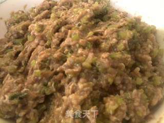 薄皮大馅芹菜牛肉水饺的做法步骤:2