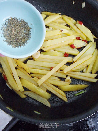 【COOK100畅销组合装试用报告3】干煸土豆条的做法步骤:9